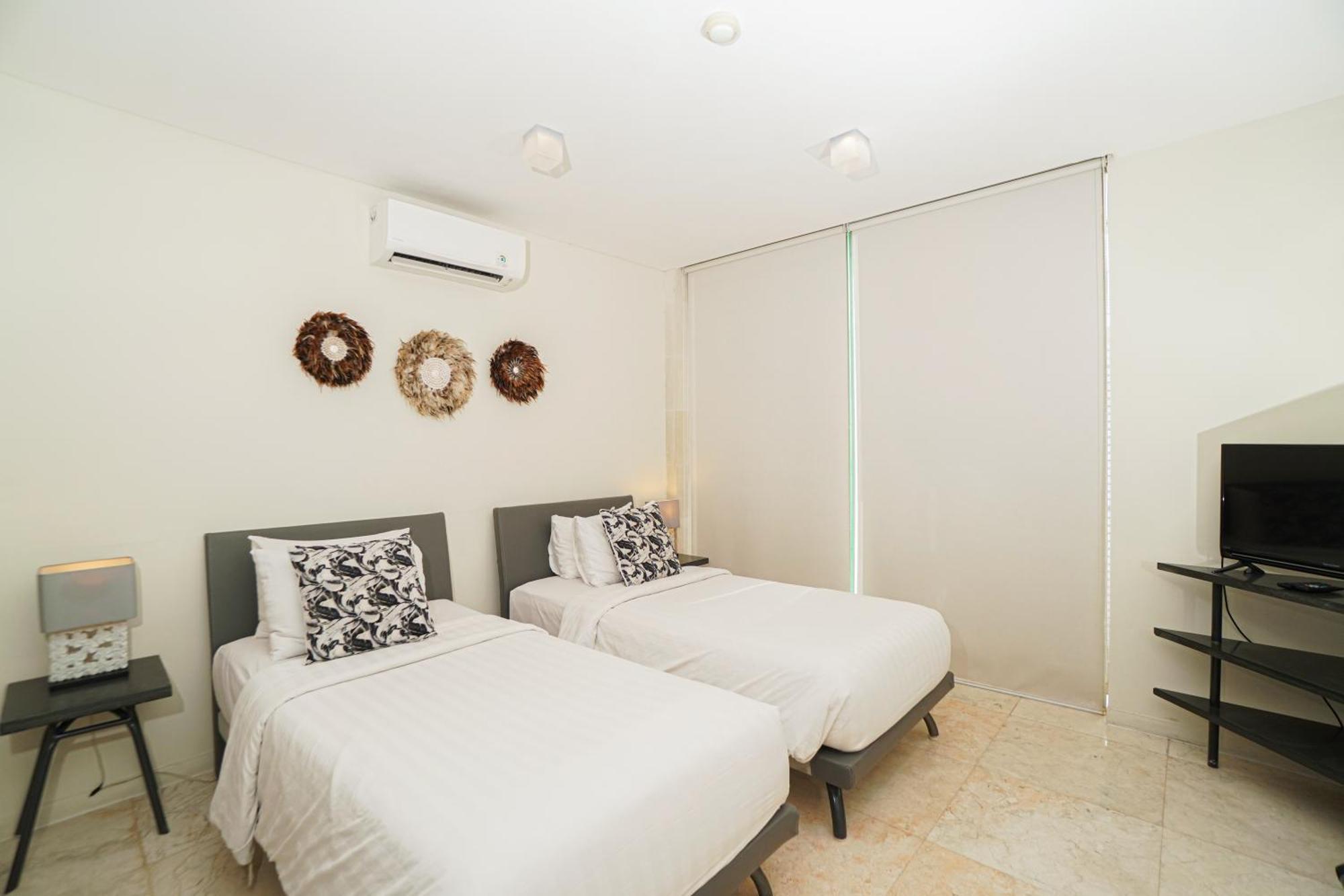 Furamaxclusive Ocean Beach Seminyak Bali Legian  Exterior photo A bedroom with two single beds