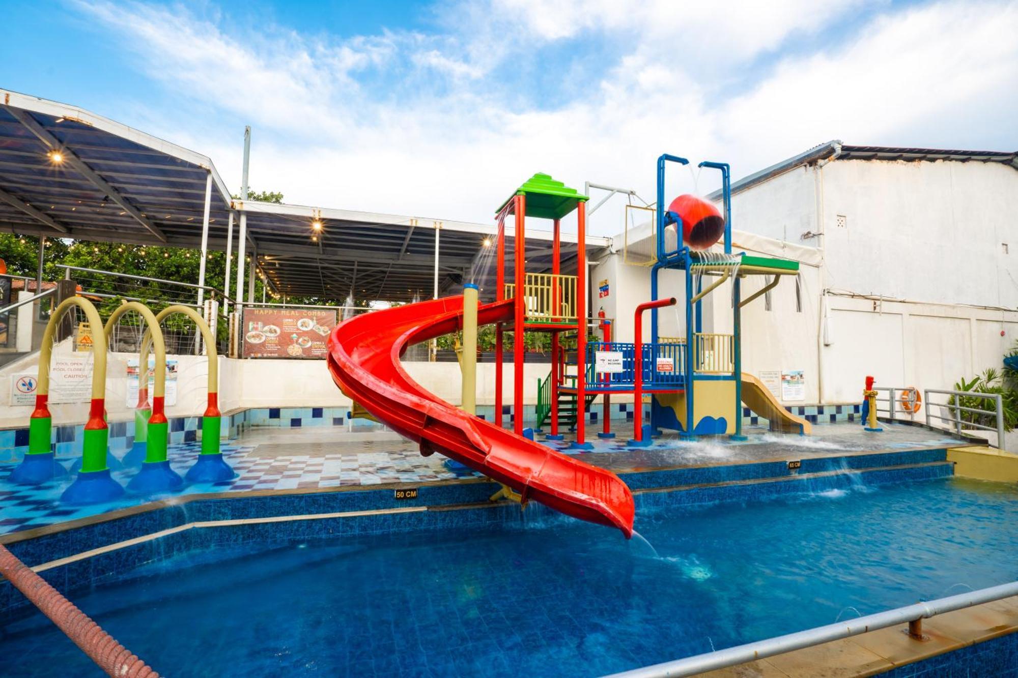 Furamaxclusive Ocean Beach Seminyak Bali Legian  Exterior photo Water park