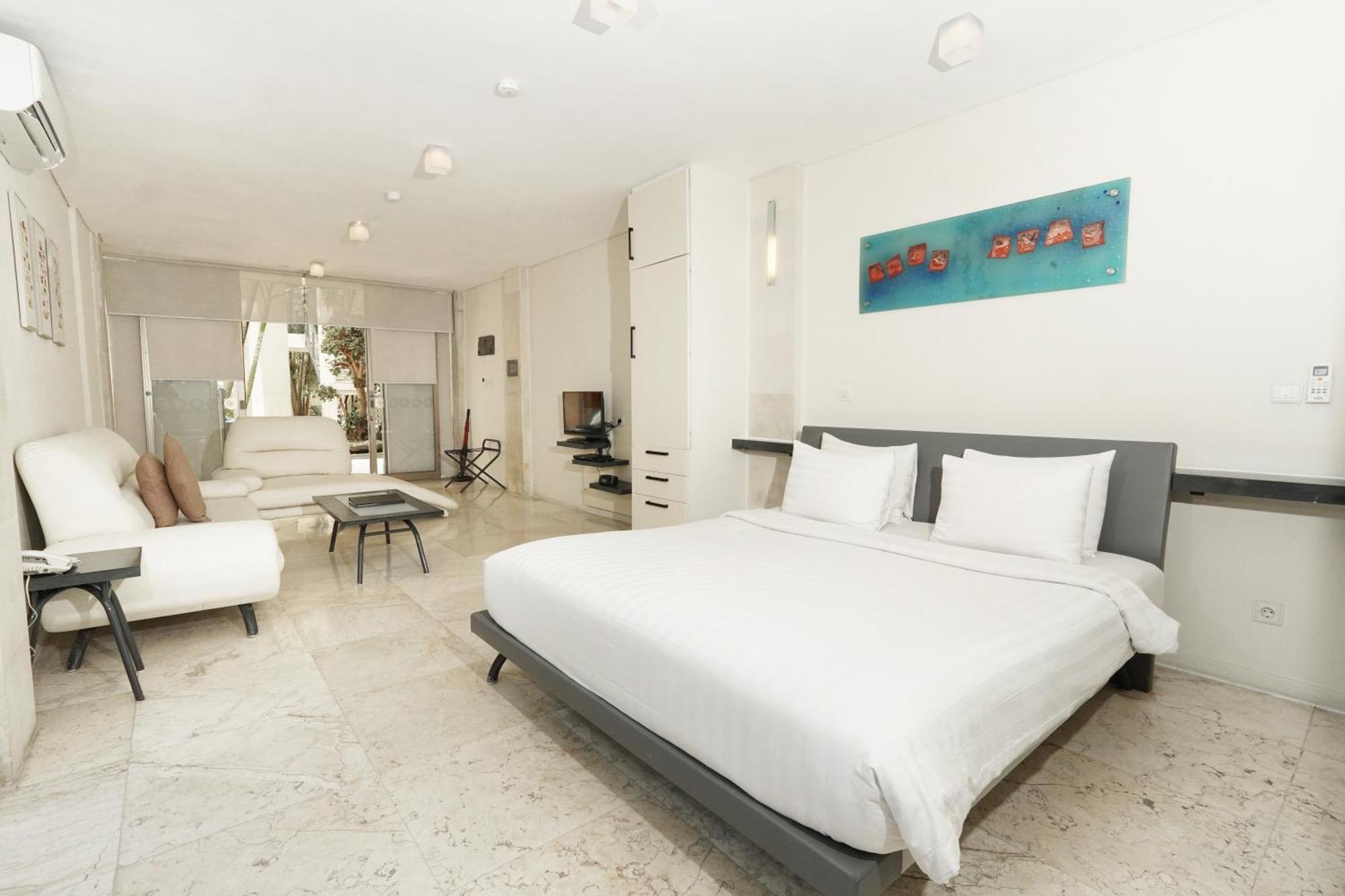 Furamaxclusive Ocean Beach Seminyak Bali Legian  Room photo A typical studio apartment